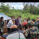 Satgas Yonif 126/KC Bantu Pemakaman Guru Honorer Inspiratif di Kombut