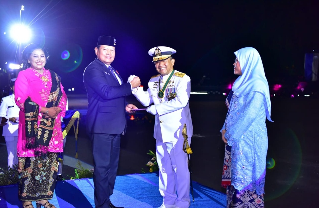 Ketua Umum PPAL dan Ketua PIPAL Menyerahkan Kartu Anggota Kepada Wisudawan Perwira TNI AL