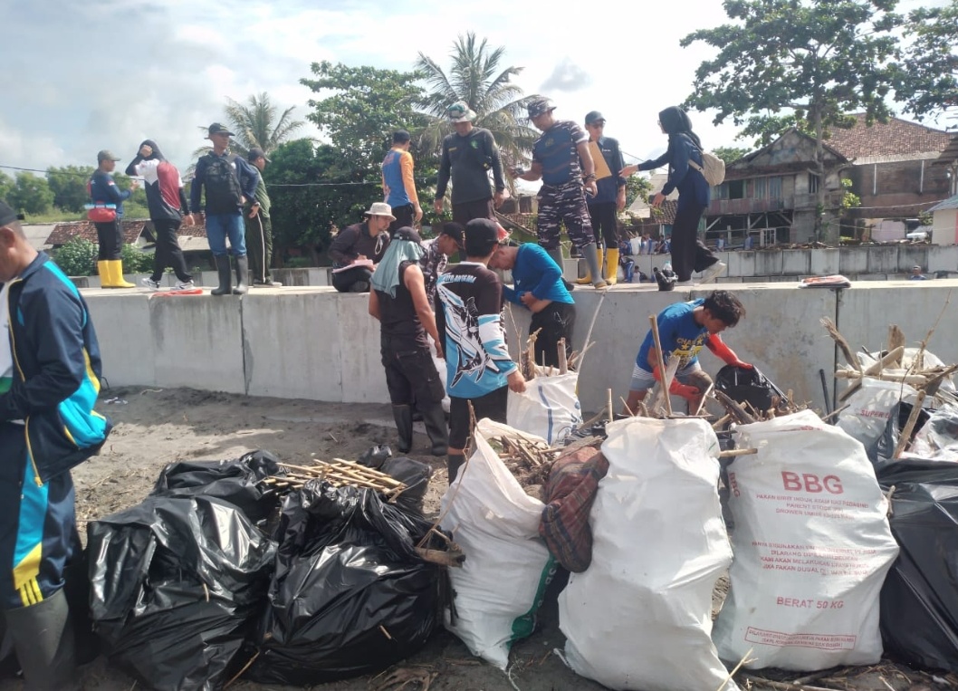 Pangkalan TNI AL Bandung Bersama DKP Provinsi Jawa Barat Lakukan Gerakan Bersih Pantai di Pantai Jayanti Cianjur
