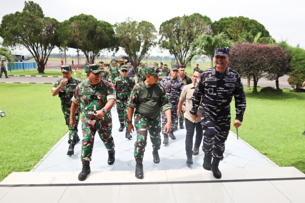 Dankodaeral I Sambut Kedatangan Menko dan Pangkogawilhan I Dalam Rangka Penanggulangan Bencana di Sumatera Utara