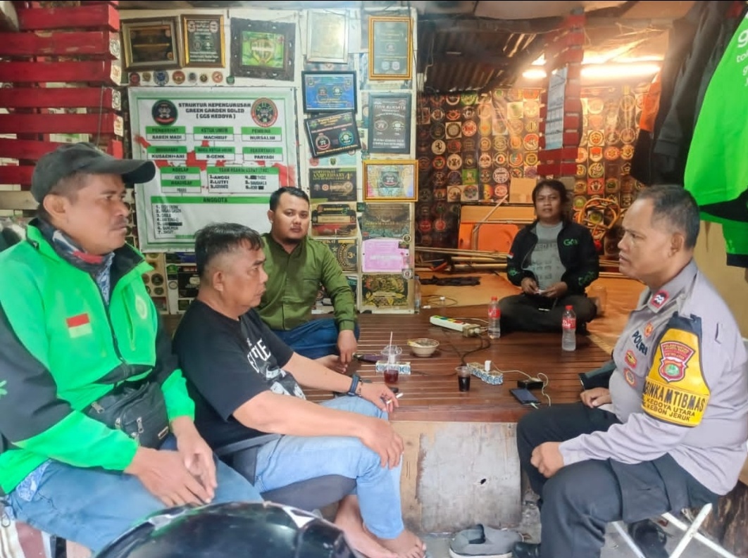 Bhabinkamtibmas Kedoya Utara Ajak Komunitas Ojol Berperan Aktif Jaga Keamanan Lingkungan