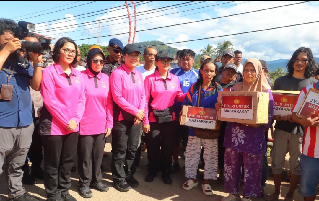 Ketum Bhayangkari Beri Bantuan hingga Hibur Anak-anak Korban Bencana di Tapanuli Tengah